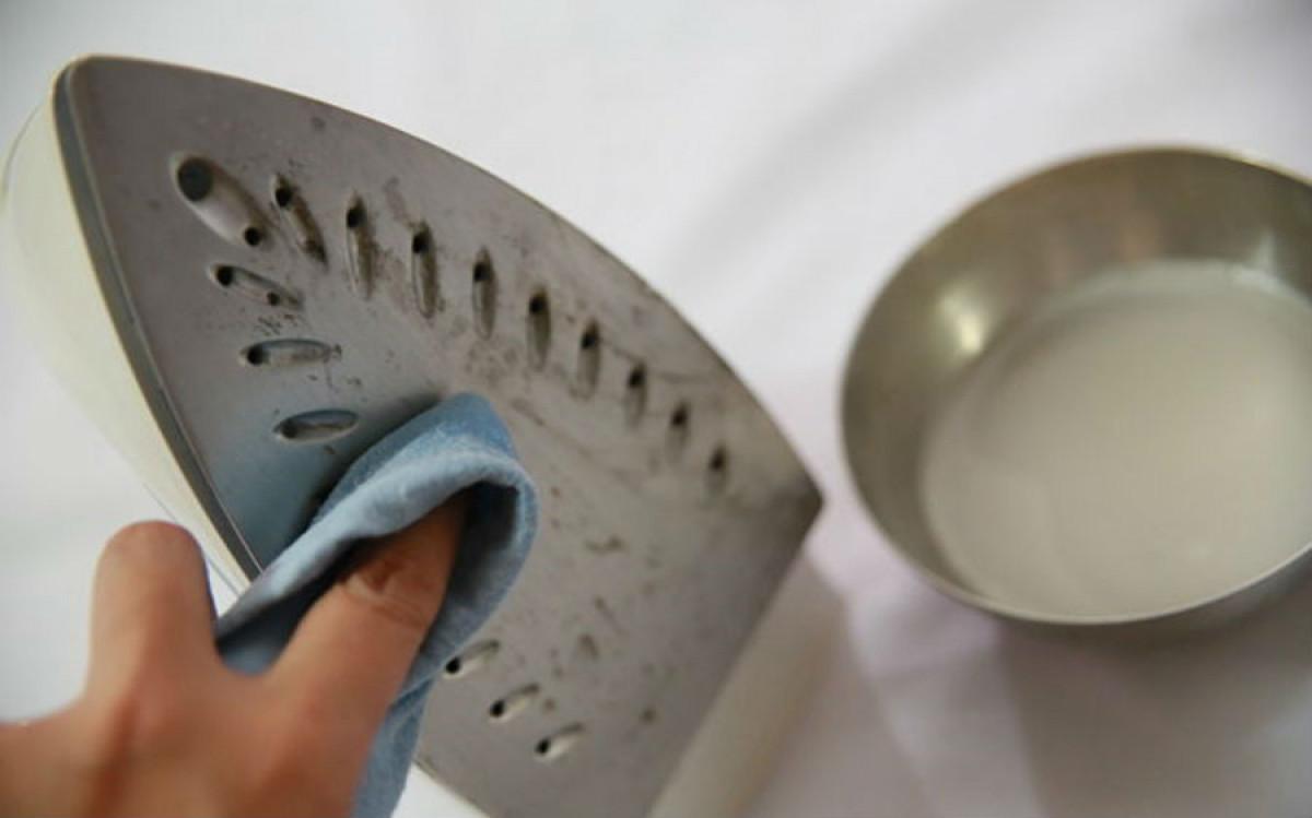 Почистете ютията отвън