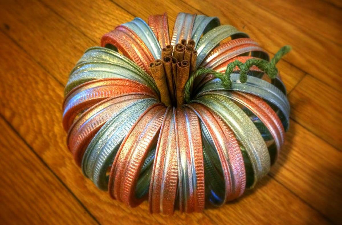 Блестяща тиква от стари капачки за буркани и пръчици канела