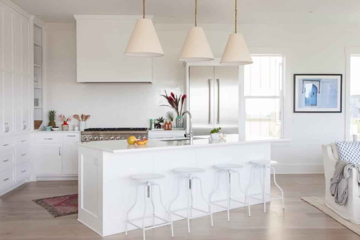 Оставете отворен достъп към един от кухненските шкафове