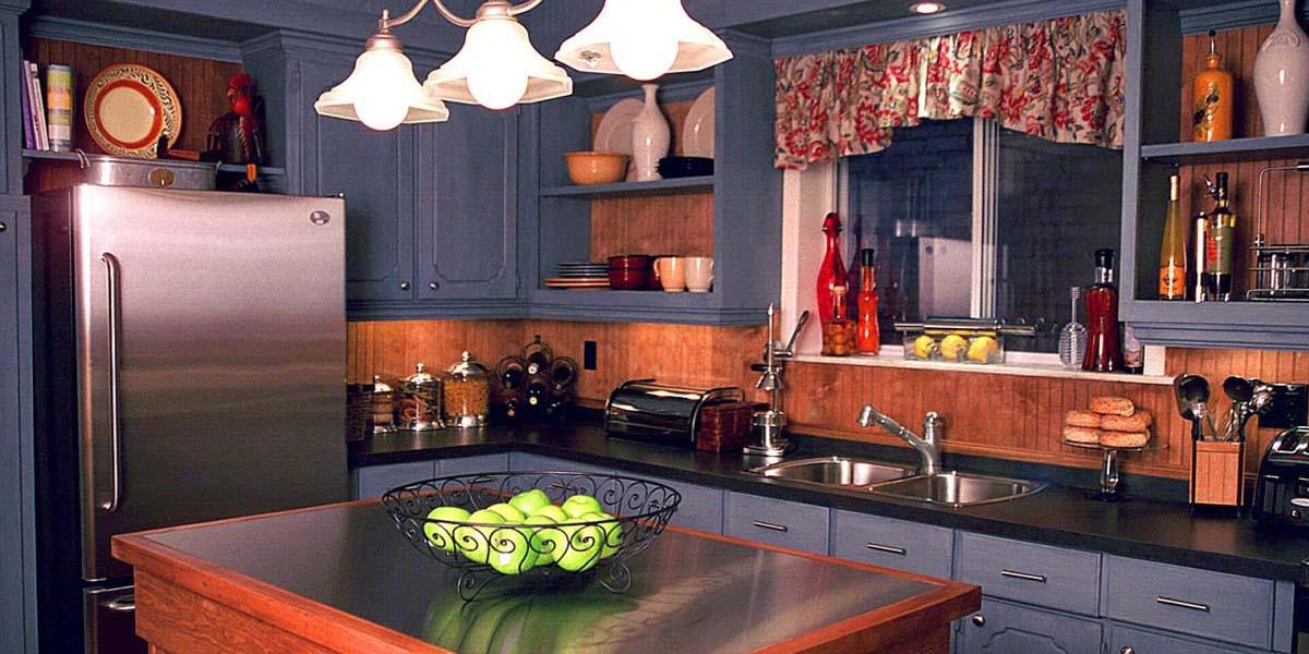 Как съчетаваме тъмно дърво и синьо в малки и големи кухни