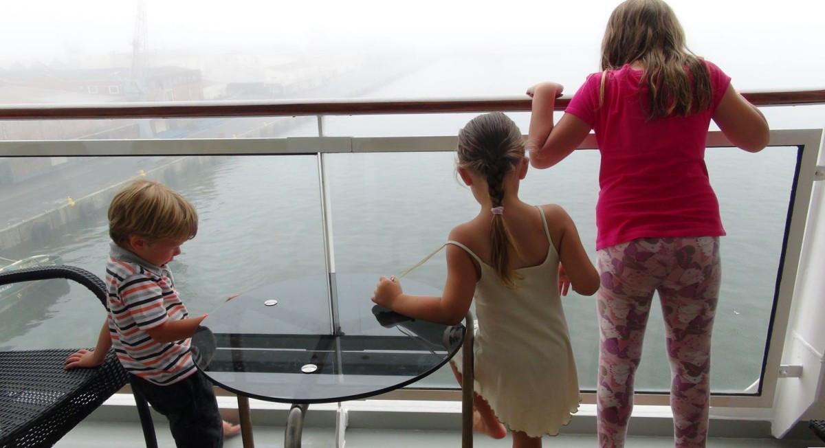 Безопасен ли е стъкленият парапет за малки деца?