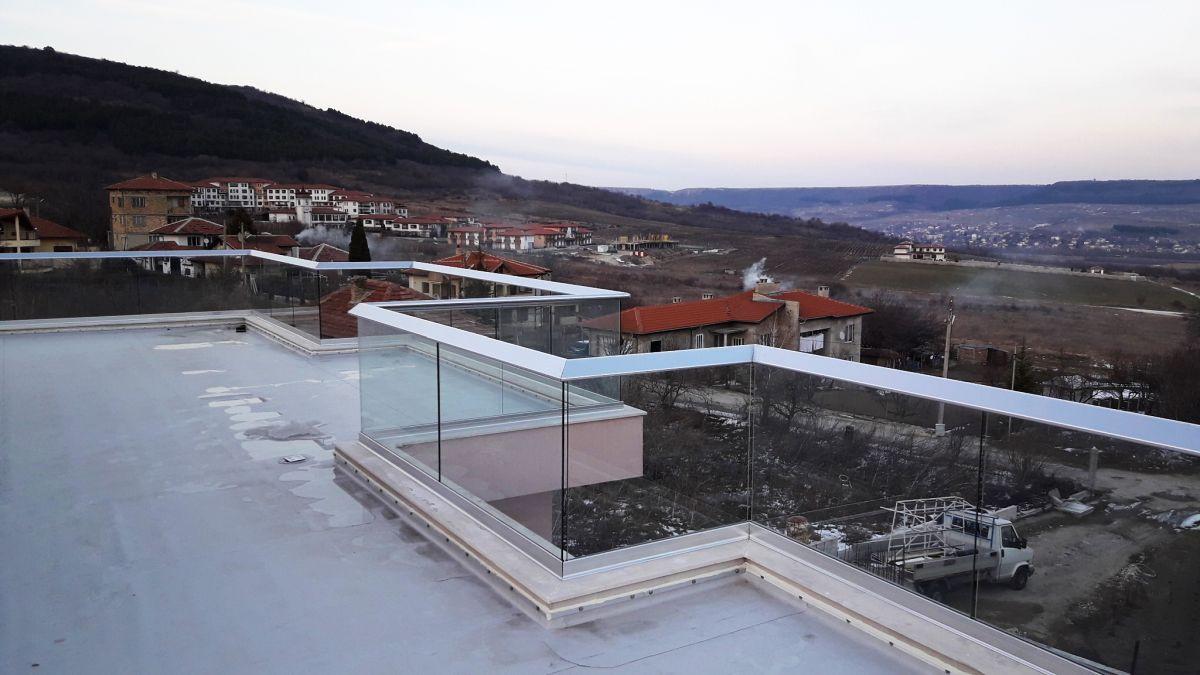 Реализиран проект за стъклен парапет