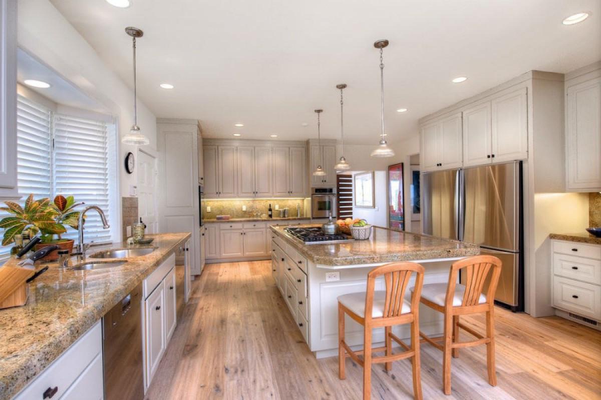 Изчистена и голяма кухня