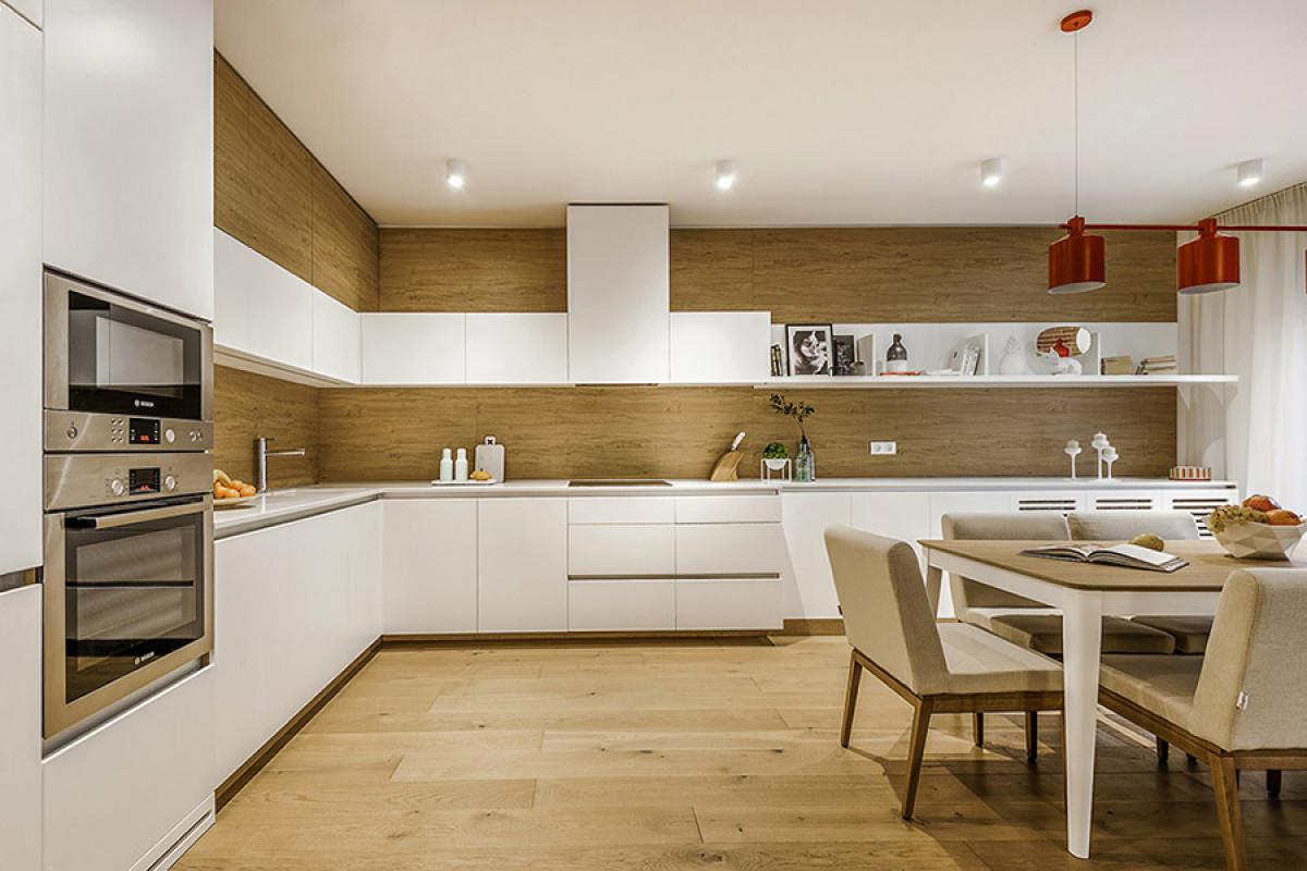 Просторна кухня в светли тонове