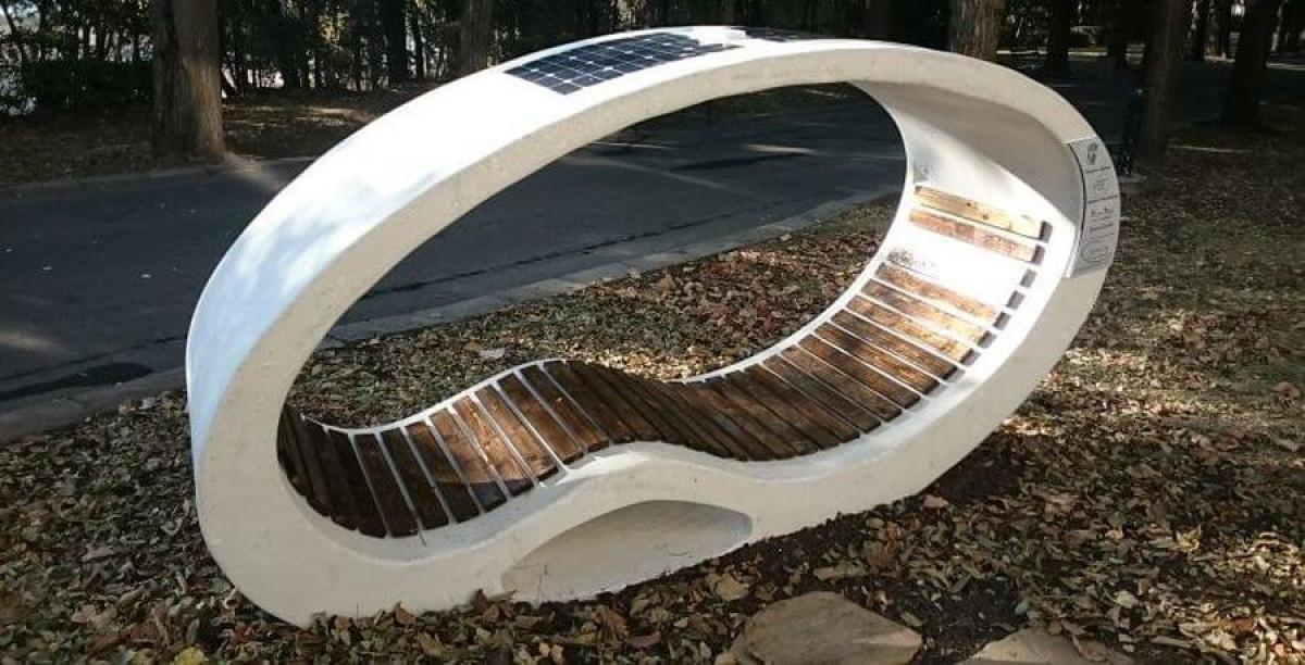 Бургазлии зареждат телефони и таблети чрез соларна пейка