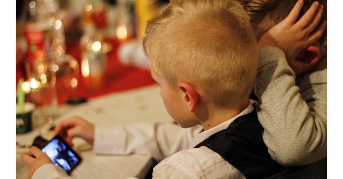 Повече от половината европейци използват умни високоговорители като част от грижата за децата