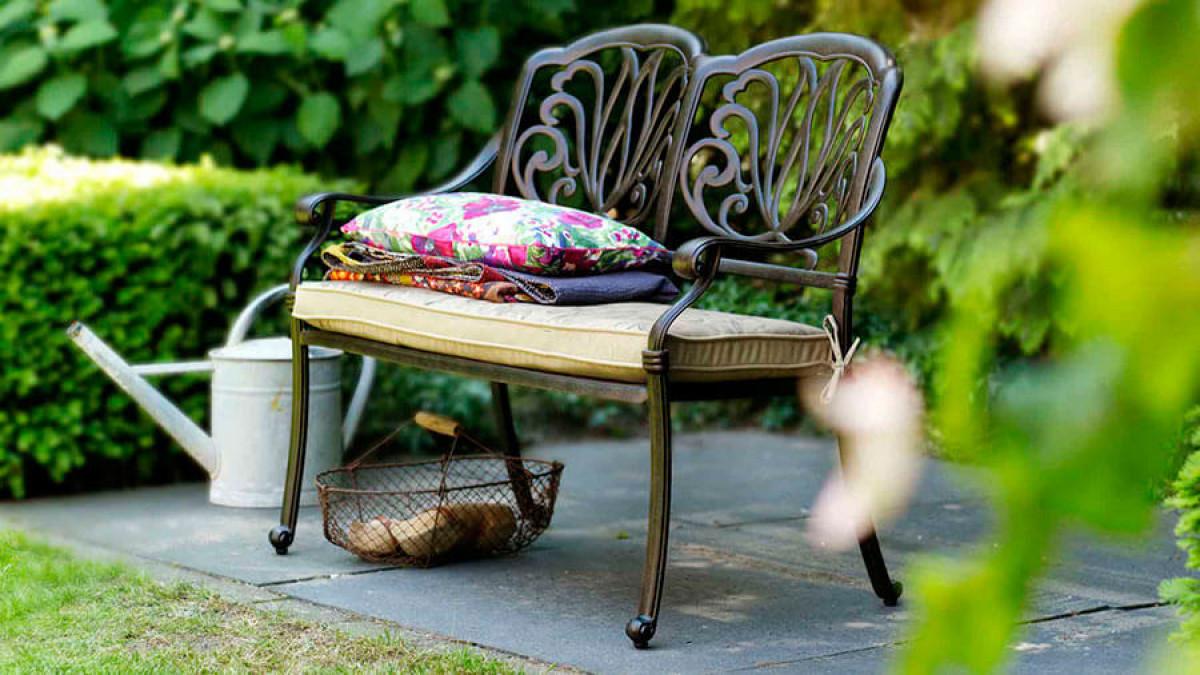 Металната градинска пейка изисква закупуване на допълнителни възглавници