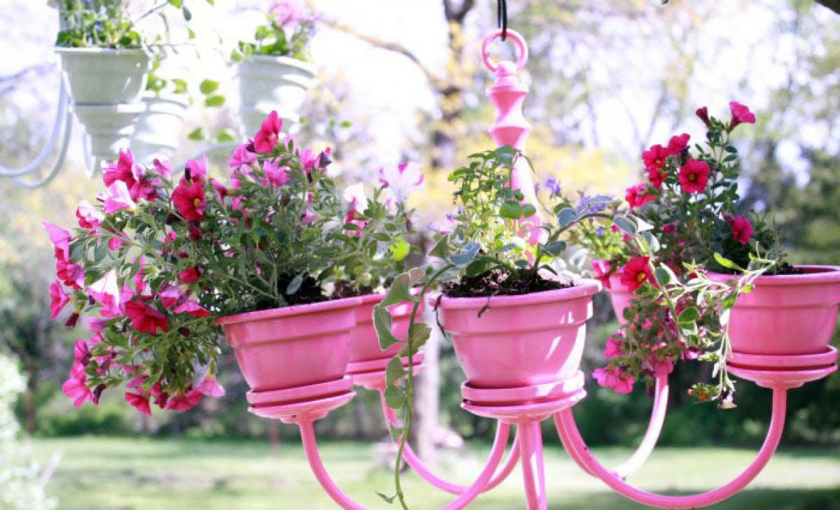 Градинска стойка за цветя от стар полилей