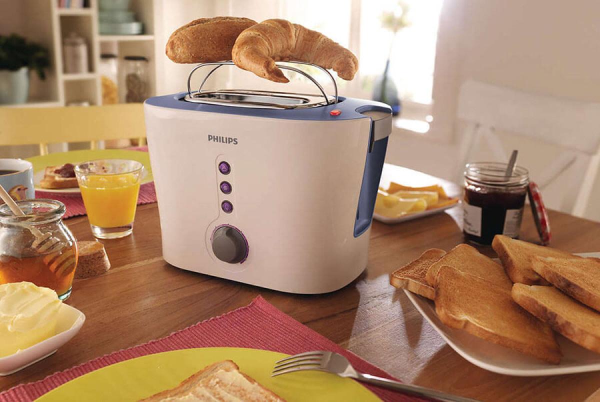 Удобната поставка за големи хлебчета прави тостера универсален