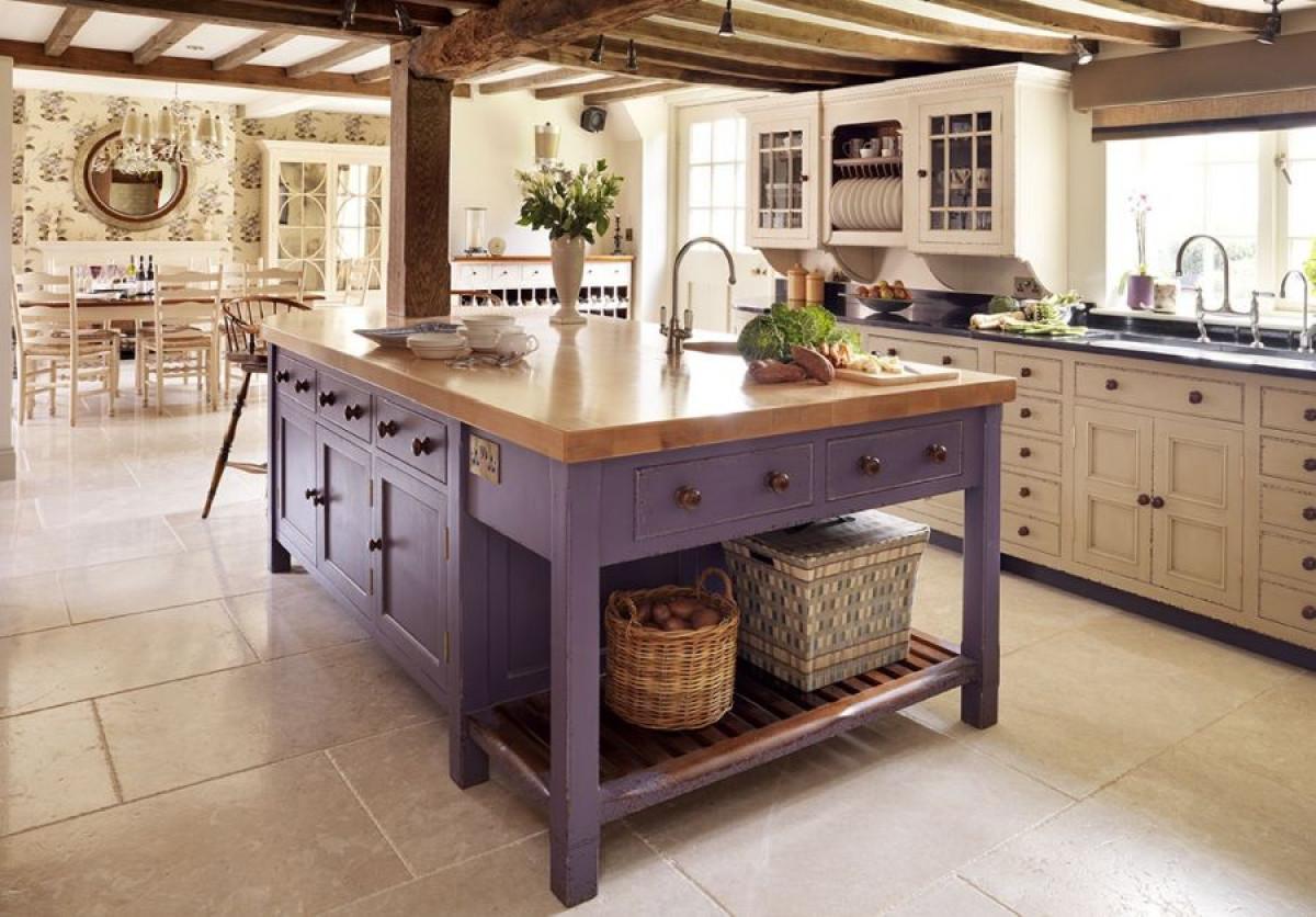 Лилав остров в центъра на бежовите кухненски събития