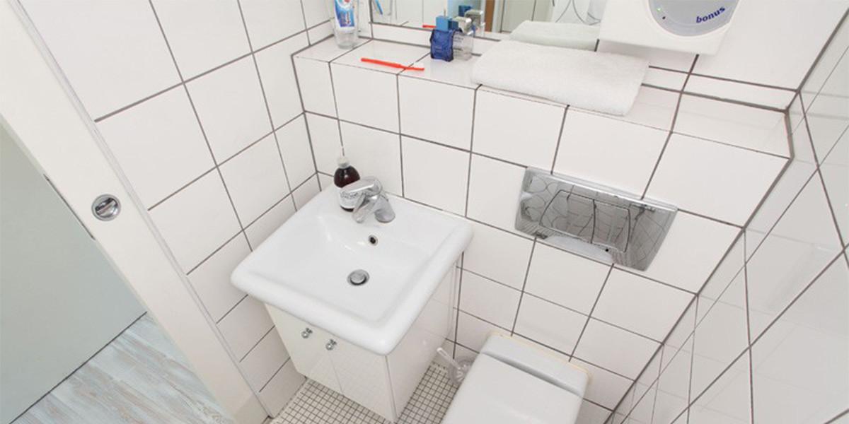 Изцяло бяла и функционална баня