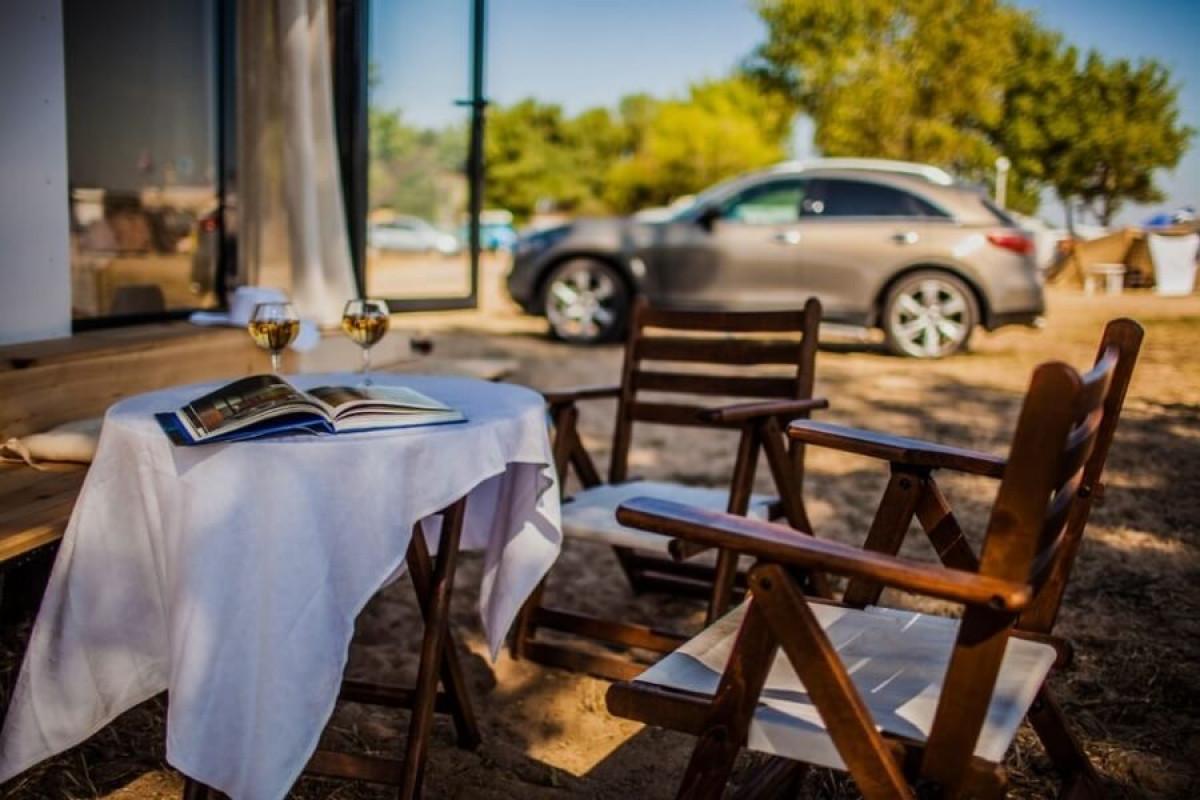 На чаша вино, под хубава сянка и полъхът на вятъра, с Колелиба