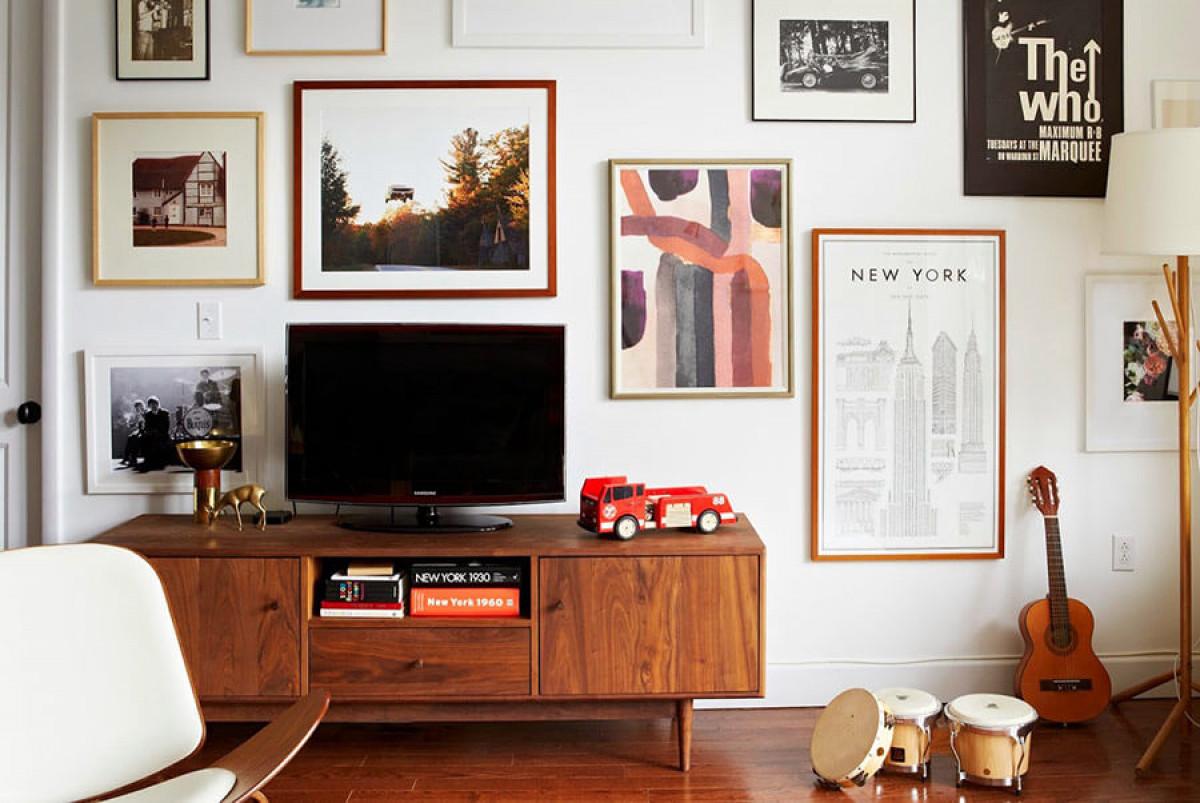 Превърнете горните шкафове на старата секция в удобен шкаф за телевизор