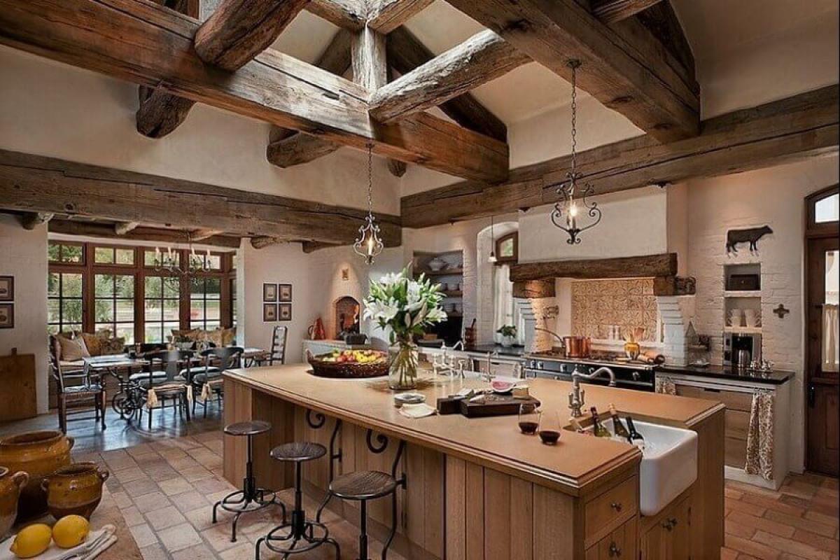 Докосване на ковано желязо и оригинален таван