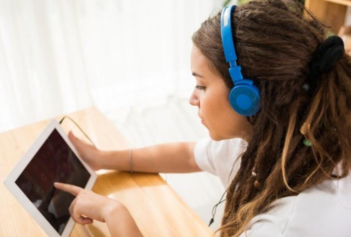 Чухте ли добре урока в класната стая?