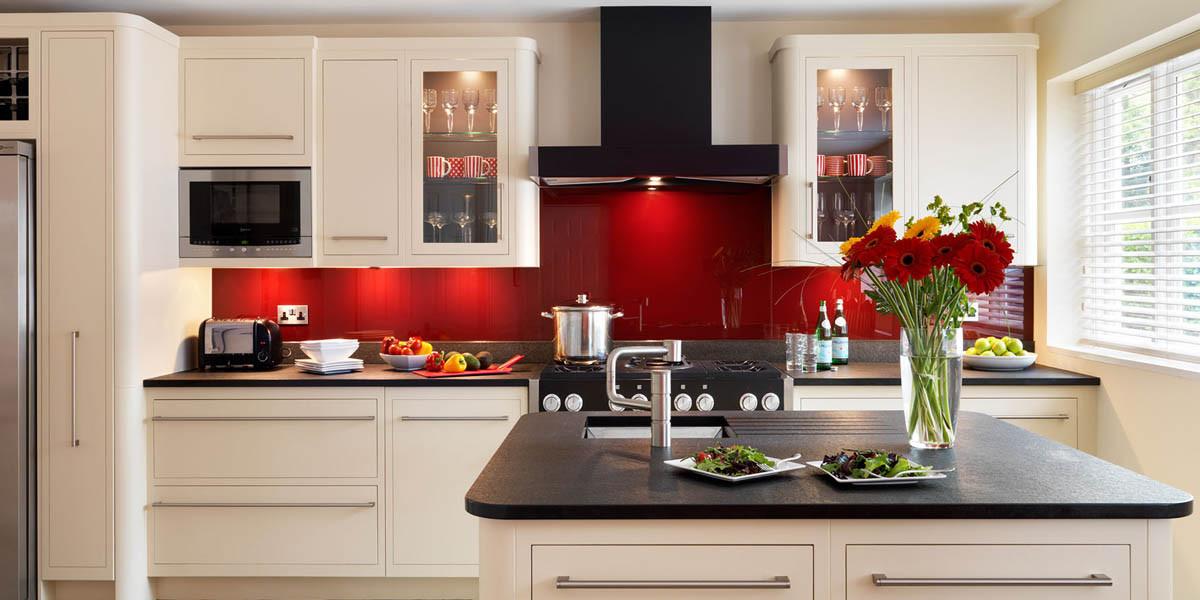 Малки детайли или големи елементи в червен цвят?