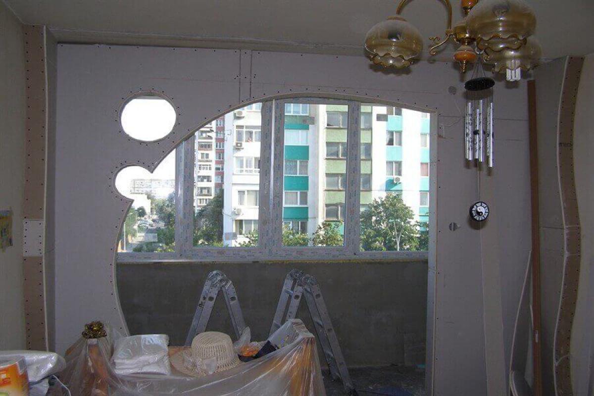 Помещението е разделено от стена от гипсокартон