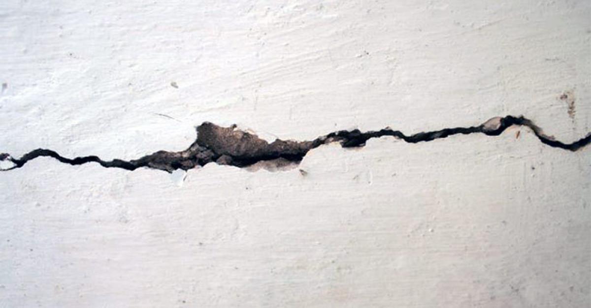 Как да отстраните големи пукнатини в стената