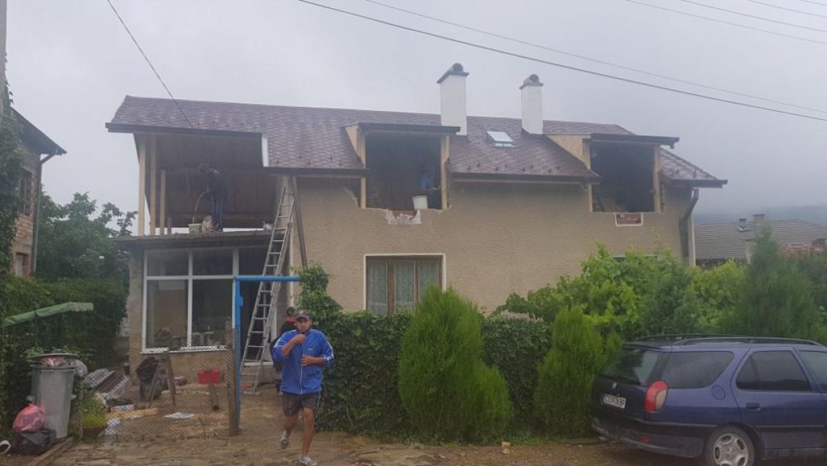 Изграждане на нов покрив и тавански стаи.