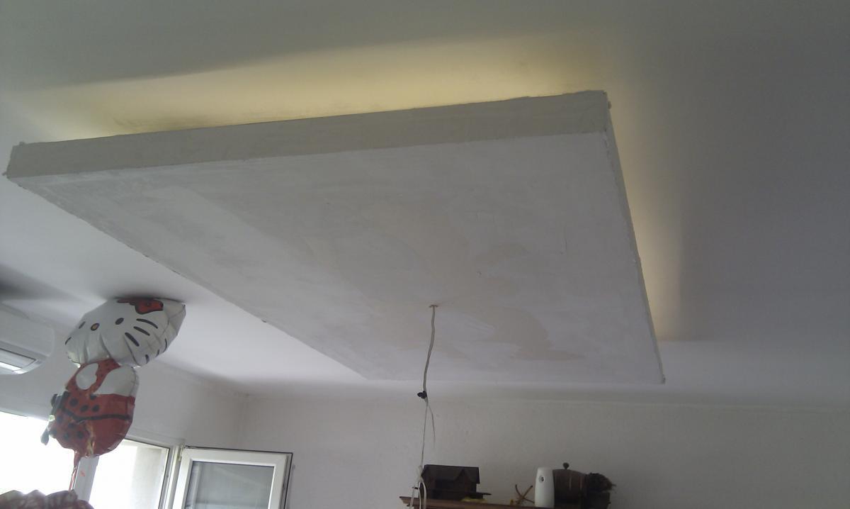 скрито осветление център стая