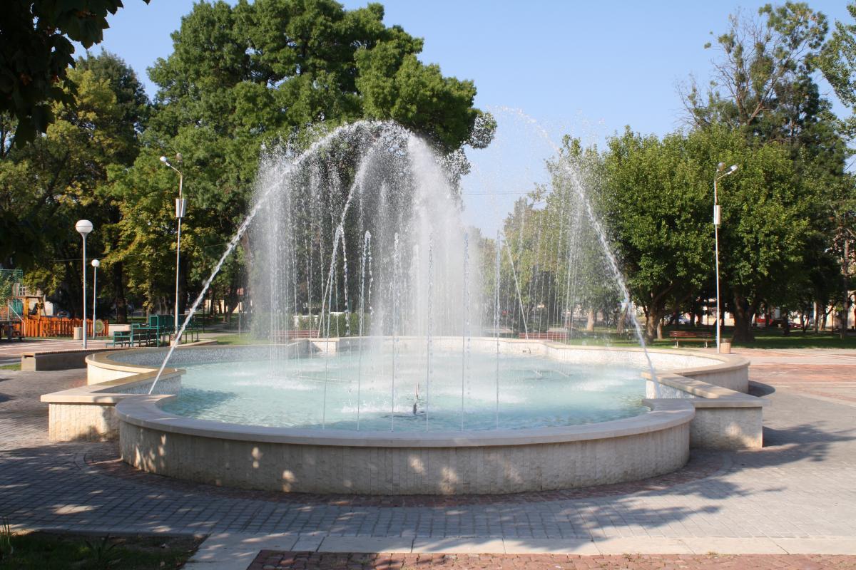 обществен парк гр. Полски Тръмбеш пеещ фонтан (първият в България)