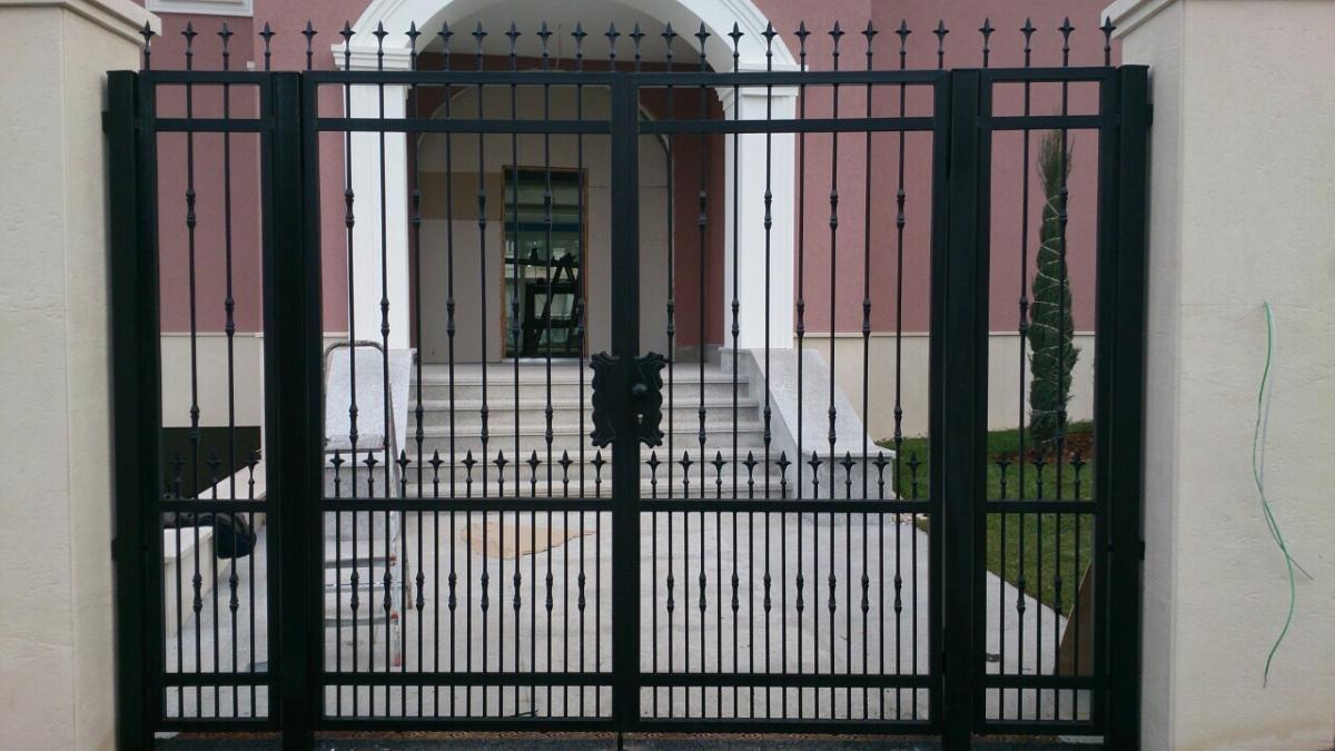 Метална врата с отляти детайли на вертикалните пръчки