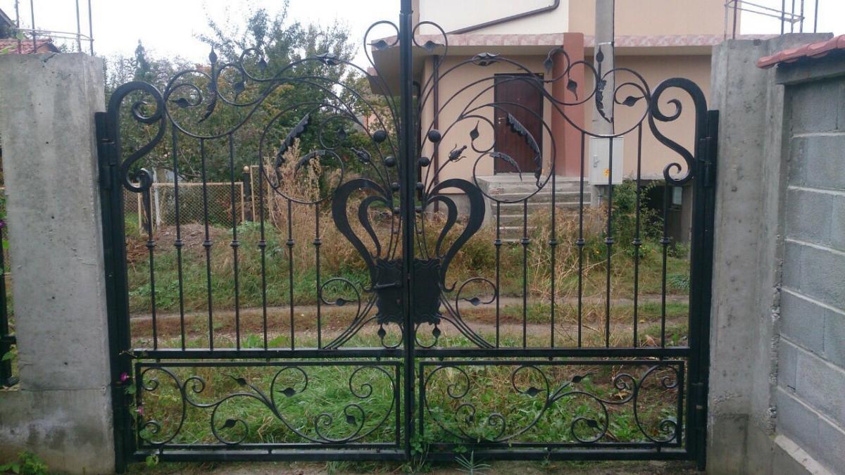 Врата от ръчно ковано желязо за спретната вилна къща