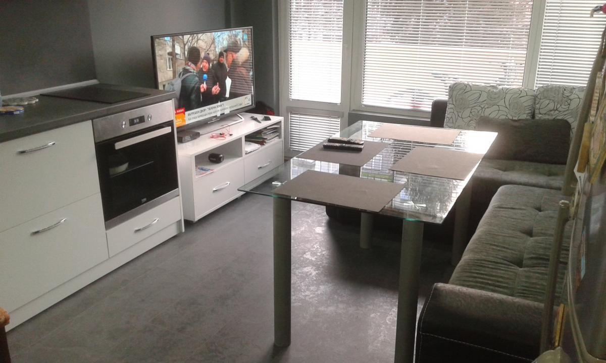 Преустройство на хол в дневен тракт с кухня