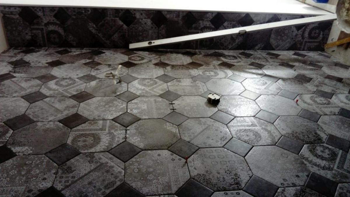 Полагане на дизайнерски плочки