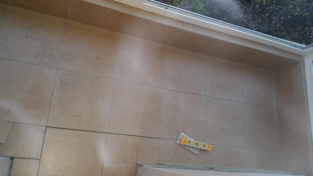 Завършени плочки на тераса