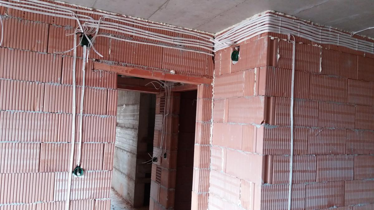 полагане на мостов кабел с ПВЦ фиби