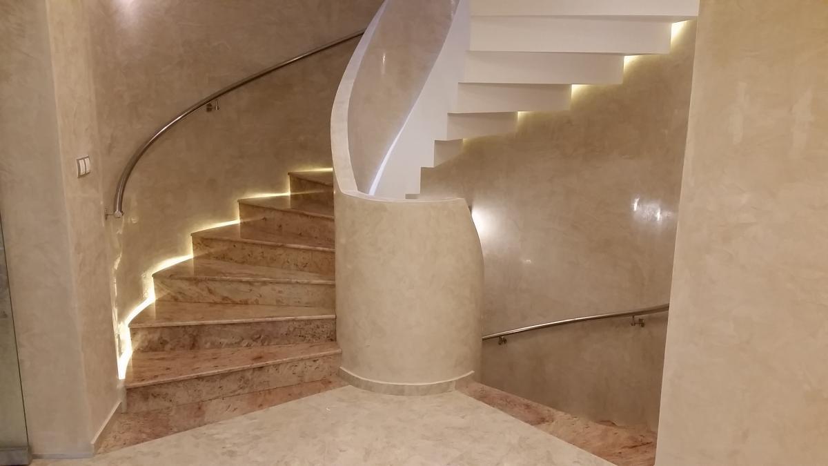 Стълбище с гранит