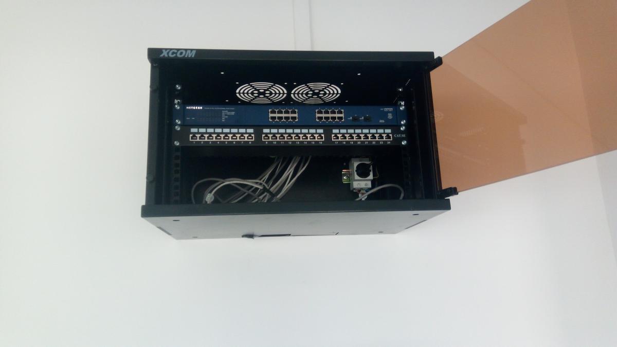 Малък комуникационен шкаф с оборудване