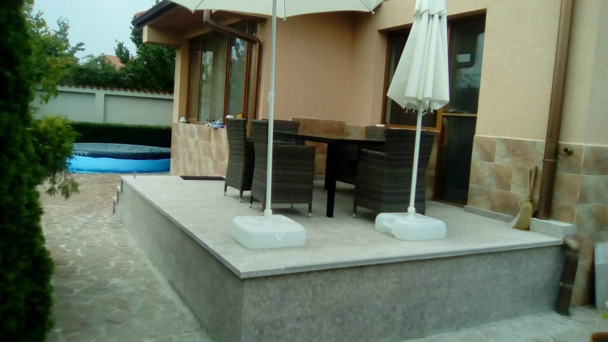 Настилка на веранда от термолющен гранит