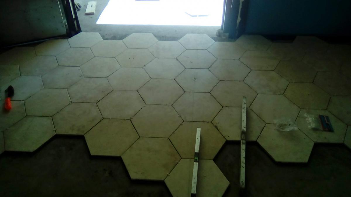 Настилка от шестостенни варовикови плочи тип "пчелна пита"