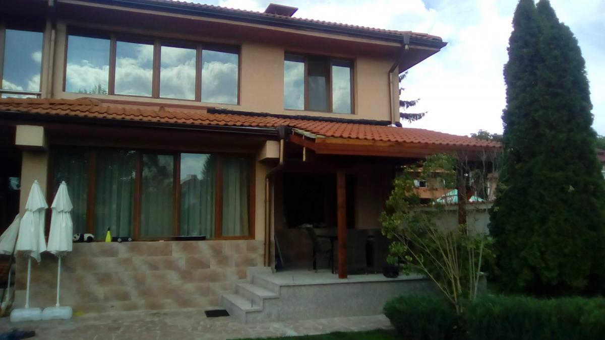 Изграждане на навес с дървена конструкция над веранда