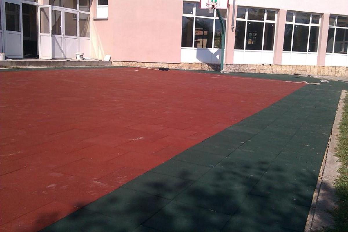 Изграждане на спортни площадки с ударопоглъщаща каучукова настилка на плочи