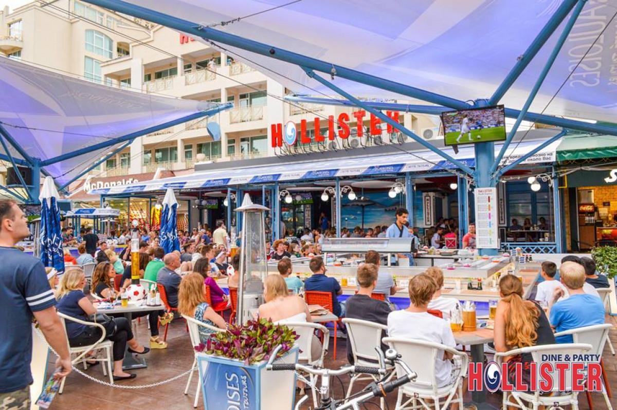 Масивни чадъри пред Hollister - Слънчев Бряг