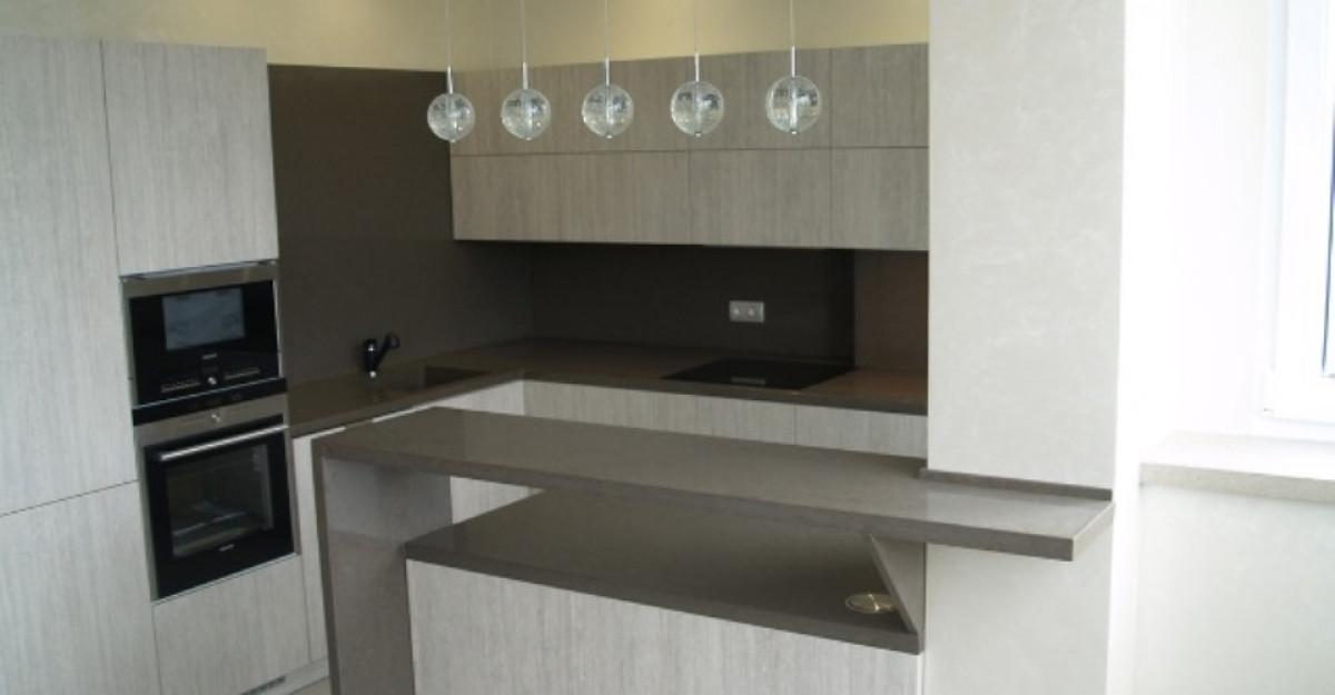 Кухня с плот от технически камък