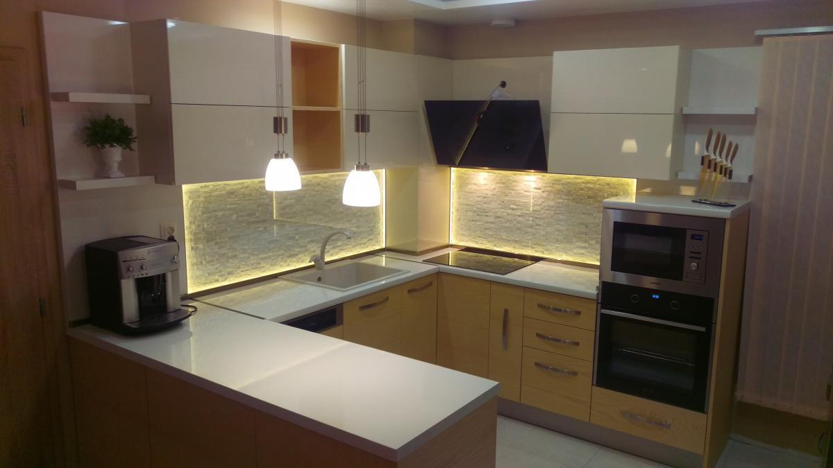 Кухня по индивидуален проект! Долен ред- естествен лакиран фурнир ясен, горен ред-боядикан