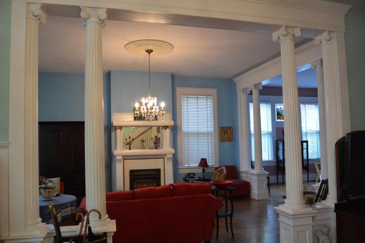 Мраморни колони за зониране на пространството