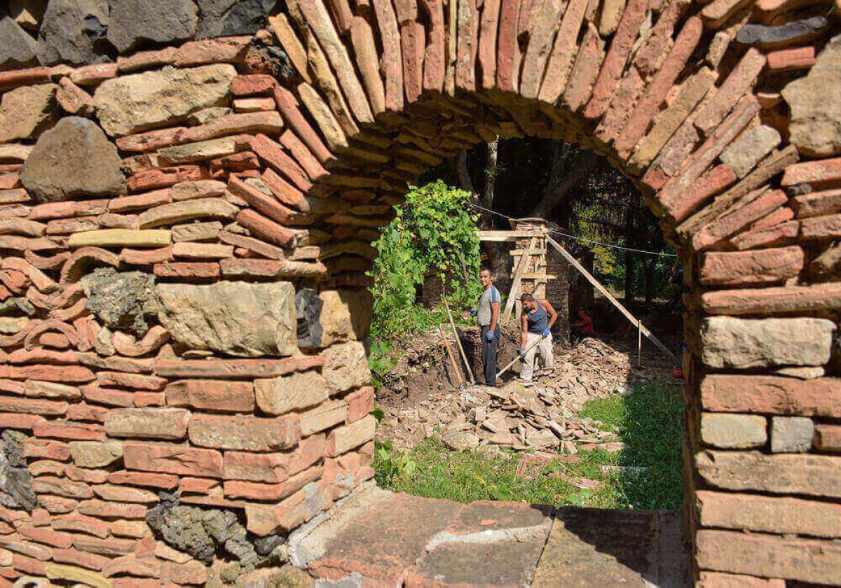 Автентична археологическа база