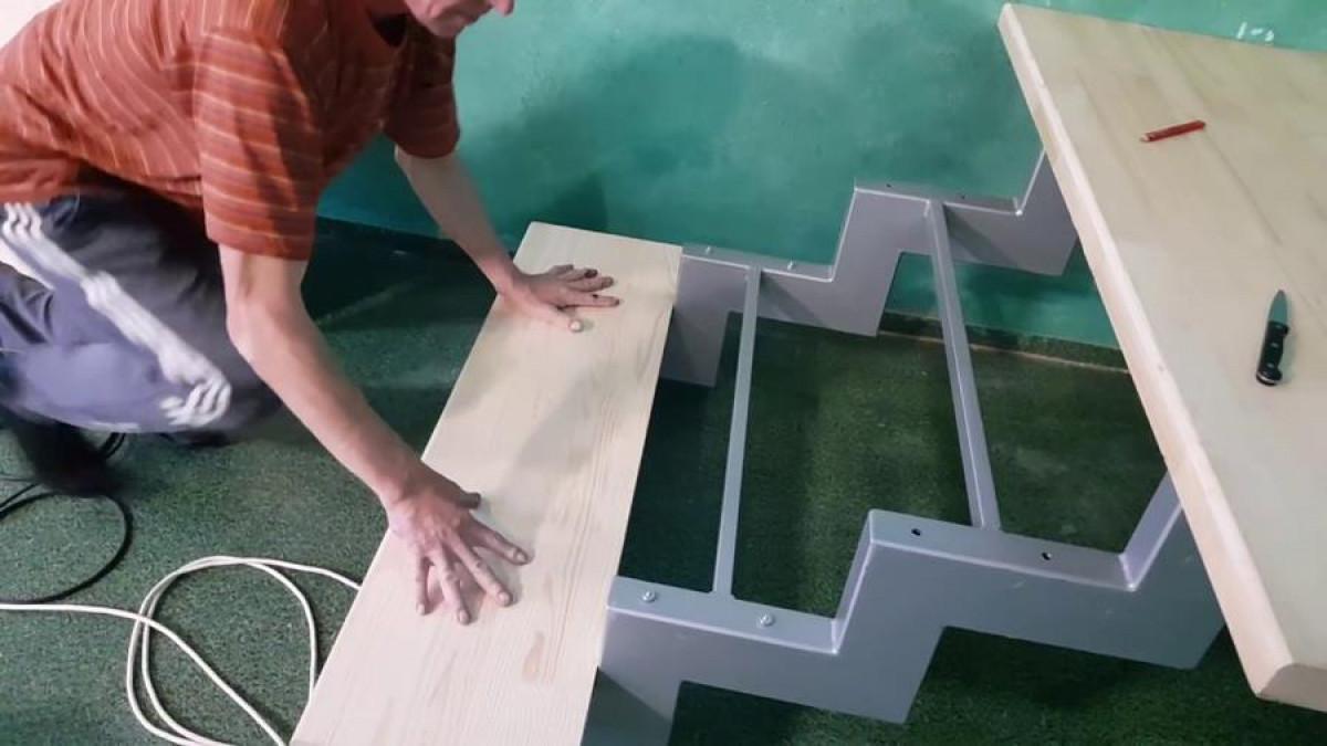 Скърцане по стълбите - това е основният проблем, който изисква ремонт