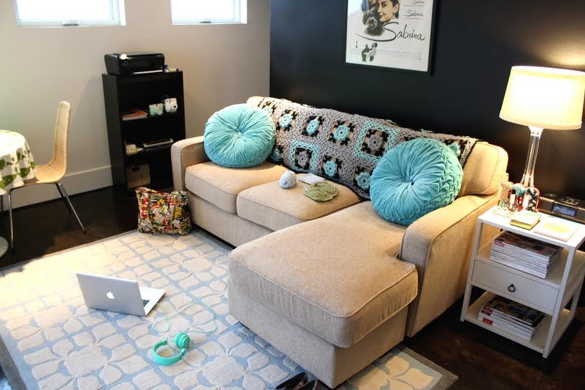 Сложете голямо огледало и обърнете внимание на декоративните елементи