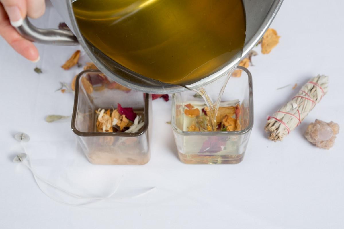 Стъпка №4: Изсипете разтопения восък