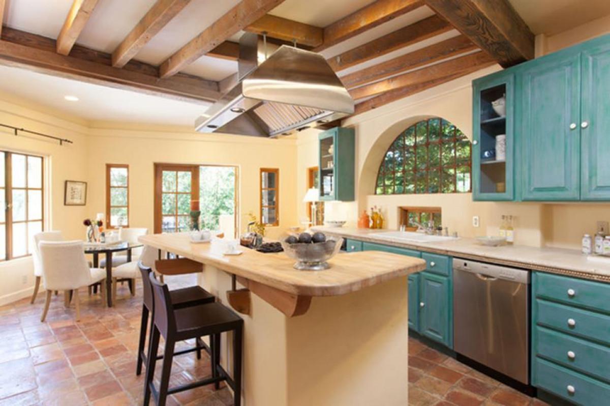 Отделете специално внимание на масата - неразделен елемент в кухнята