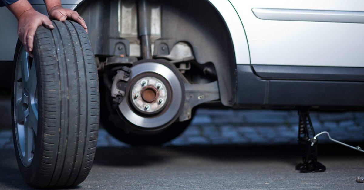 Сравнение на цени- колко струва сами да сменим гумите на колата си и да наемем изпълнител