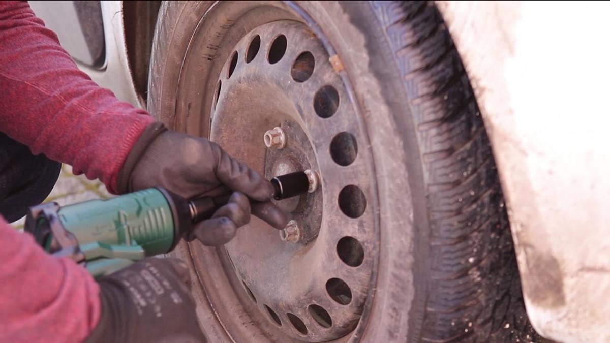 Стъпка 4: Разхлабете болтовете