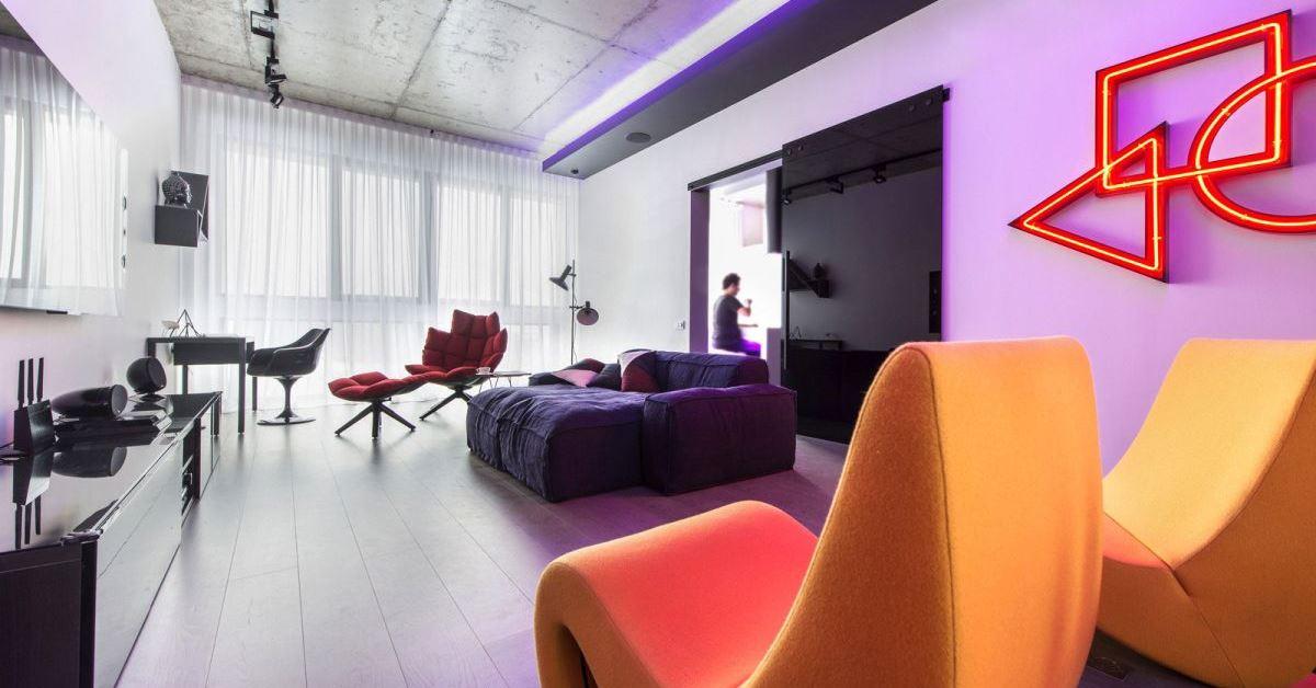 Модерен черно-бял апартамент с неонови светлини