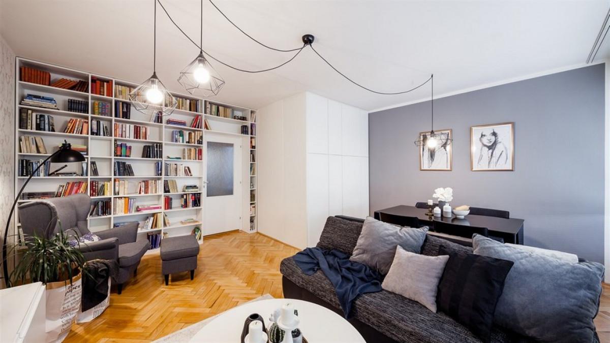 Стената в дневната – място за библиотека